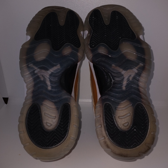 Metallic gold and white air jordan 11 - Picture 11 of 15